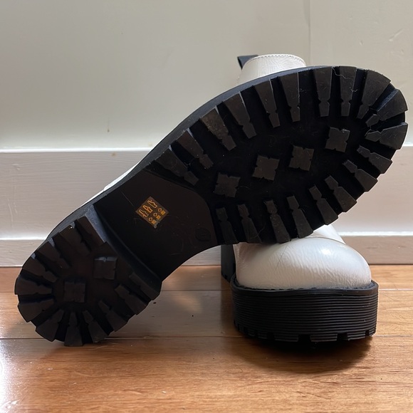 Dirty Laundry Women's White Pull-On Lugged Sole Boots - Size 7 - Picture 2 of 5